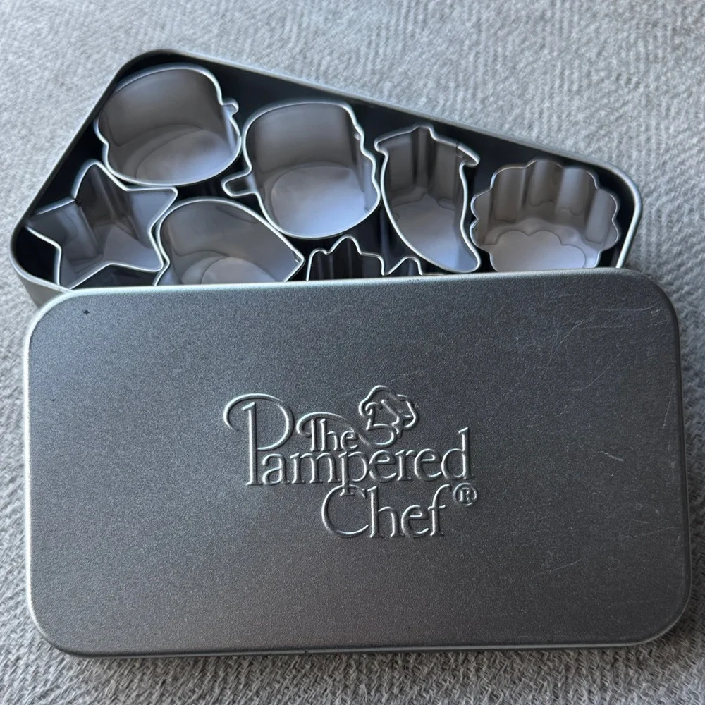 Pampered Chef Metal Cookie Cutter Set in Tin